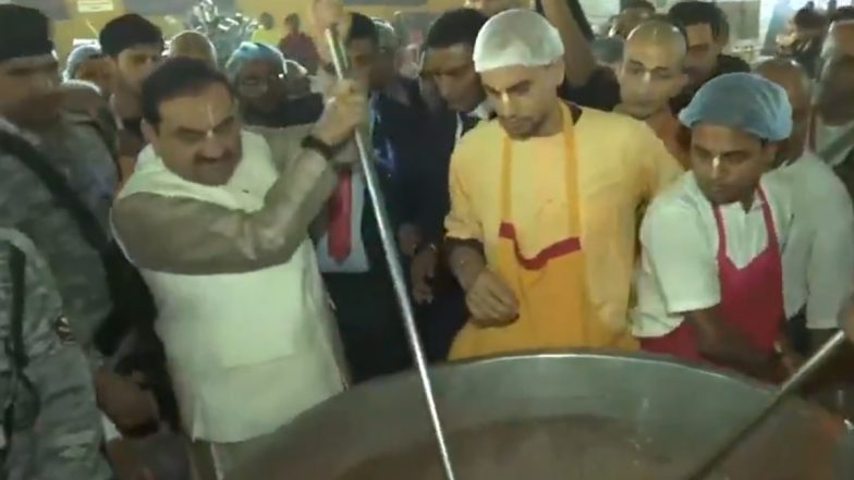 Mahakumbh 2024: अडानी समूह के अध्यक्ष गौतम अदाणी इस्कॉन मंदिर के शिविर पहुंचे, भंडारा सेवा में बनाया महाप्रसाद; VIDEO