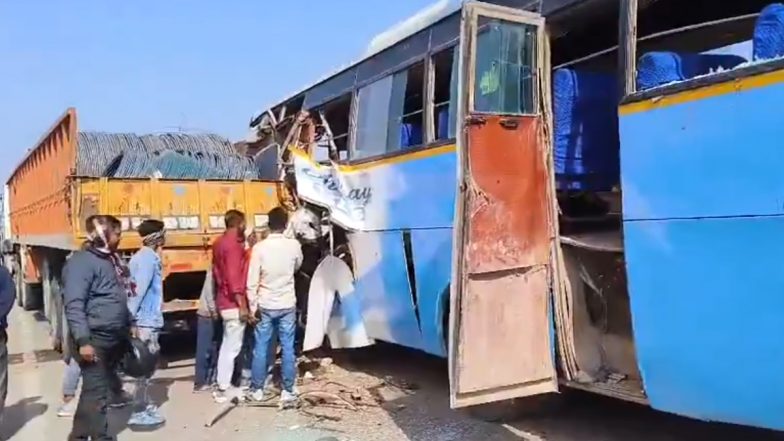 Fatehpur Road Accident: खड़े ट्रेलर से टकराई स्कूल छात्राओं से भरी बस, 24 से ज्यादा स्टूडेंट्स घायल, एक की मौत, फतेहपुर हाईवे पर हुआ हादसा (Watch Video )