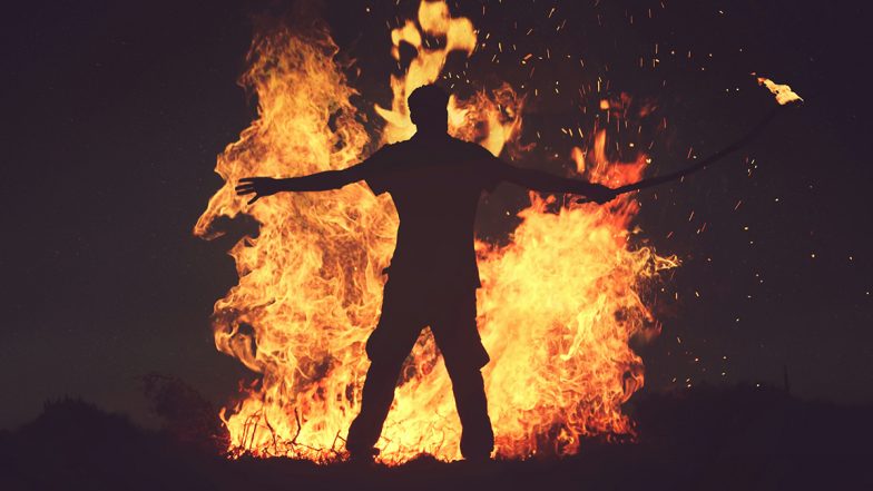 Maharashtra: बीड और धुले में मंत्रियों की मौजूदगी में दो लोगों ने आत्मदाह का प्रयास किया