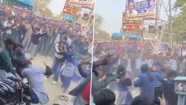 Girls Fight Video: सड़क पर स्कूली लड़कियों के दो समूहों के बीच लड़ाई, एक दूसरे की पीटाई का वीडियो वायरल