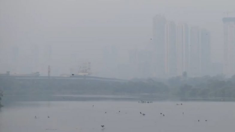 Maharashtra Air Pollution: मुंबई शहर के कुछ हिस्सों में हवा में धुंध की परत छाई, जिससे समग्र वायु गुणवत्ता खराब- देखें वीडियो