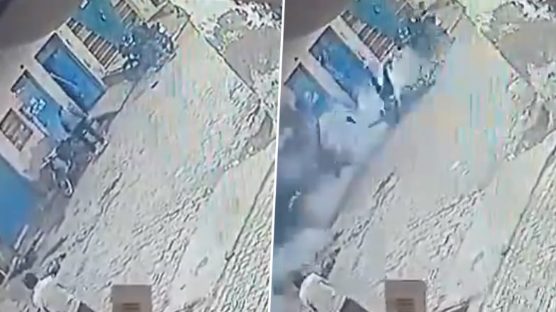 Agra Cylinder Blast: केमिकल से गैस बनाते समय सिलेंडर में हुआ ब्लास्ट, साइकिल हवा में उड़ी, 3 लोग हुए घायल, आगरा का वीडियो आया सामने (Watch Video)
