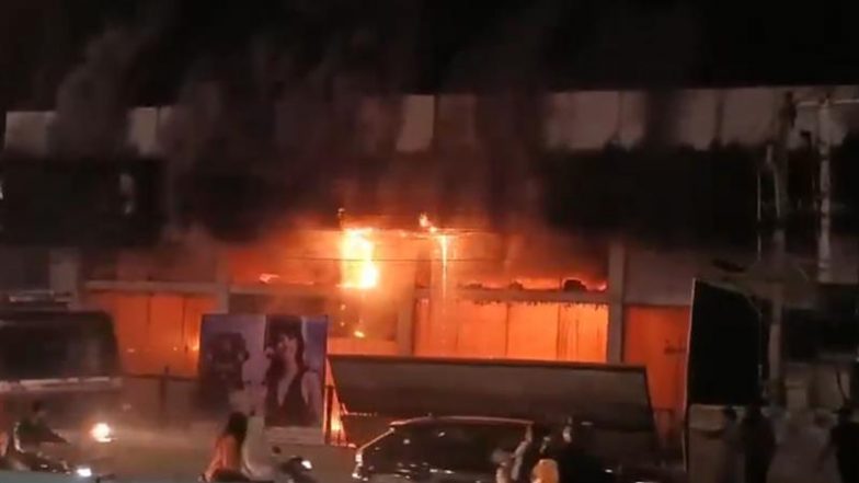 VIDEO: हैदराबाद के कोंडापुर स्थित महिंद्रा शोरूम में लगी भीषण आग, दमकल की कई गाड़ियां मौके पर पहुंची; नुकसान का आकलन जारी