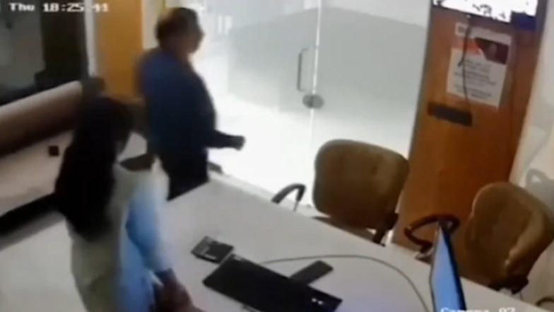 School Teachers Romance Video: रोमांस करने से पहले केबिन की लाइट्स बंद करते टीचर का क्लिप वायरल, देखें वीडियो