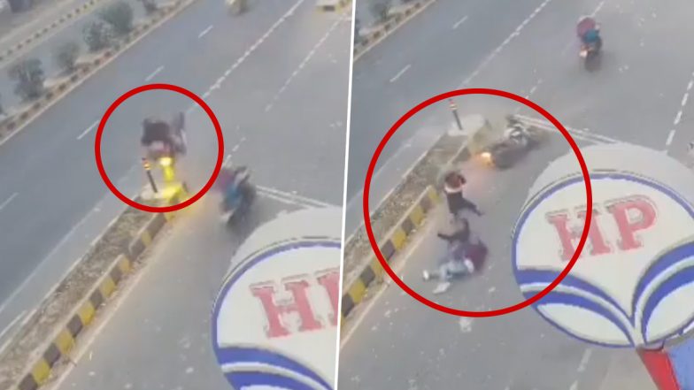 Kushinagar Accident Video: कुशीनगर के हाईवे पर तेज रफ़्तार बाइक डिवाइडर से टकराई, हवा में उछलकर बाइक सवार नीचे गिरे, तीनों घायल