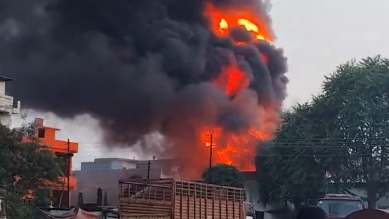 VIDEO: कानपुर में केमिकल की फैक्ट्री में भीषण आग, एक दर्जन से ज्यादा फायर ब्रिगेड की गाडियां आग बुझाने का कर रही है प्रयास