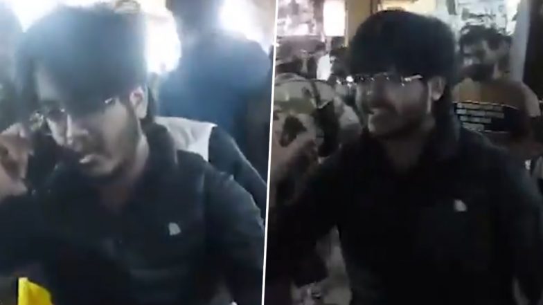 दिल्ली पुलिस ने बाइक सवार को रोका, बोले-'विधायक का बेटा हूं कैसे चालान काट दोगे', फिर बुलेट छोड़कर भागा; VIDEO