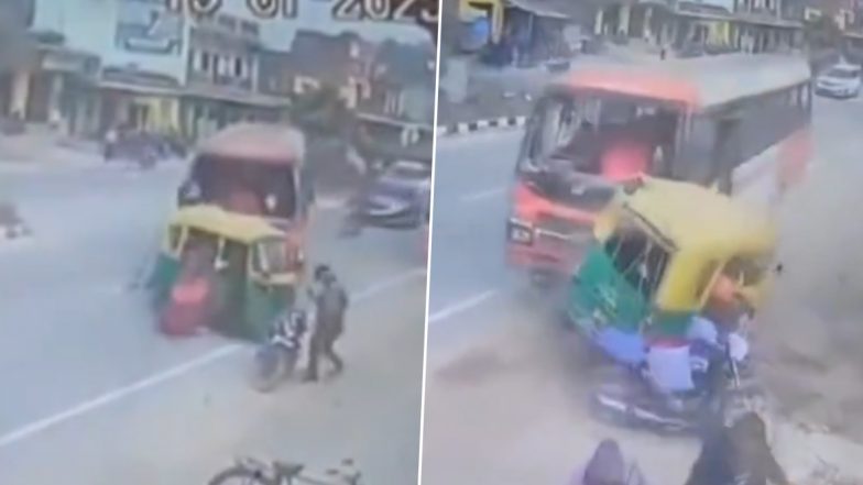 VIDEO: ऑटो चालक की लापरवाही! गलत युटर्न लेने के कारण तेज रफ़्तार बस ने मारी टक्कर,1 की मौत, 6 हुए घायल, महाराजगंज का वीडियो आया सामने