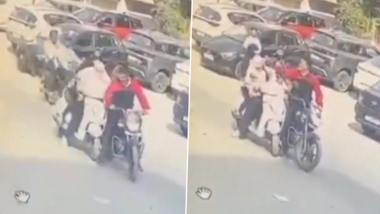 VIDEO: बीच सड़क पर बाइक को एक्टिवा गाड़ी से युवती ने मारी टक्कर, ट्रैफिक पुलिस कर्मचारी ने खोया आपा, लड़की के मुंह पर बरसाएं मुक्के, रायपुर का वीडियो आया सामने