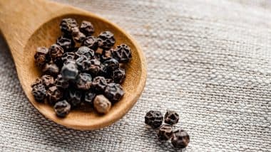 Black Pepper Benefits: माइग्रेन में फायदेमंद है काली मिर्च, सावधानी से करें सेवन