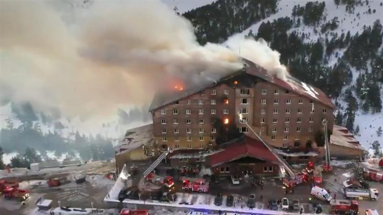Turkey Ski Resort Fire: तुर्की के स्की रिसॉर्ट होटल में लगी आग, हादसे में 10 लोगों की मौत और 32 घायल; सामने आया भयावह VIDEO