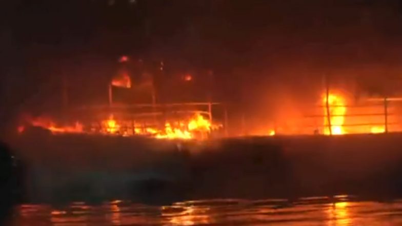 Hussain Sagar Lake: हैदराबाद के हुसैन सागर झील में एक नाव में लगी आग, देखें VIDEO
