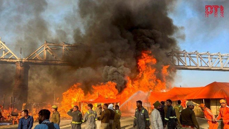 Mahakumbh Mela Fire: महाकुंभ के सेक्टर 8 लगी भीषण आग, मौके पर पहुंची फायर बाइक की टीम