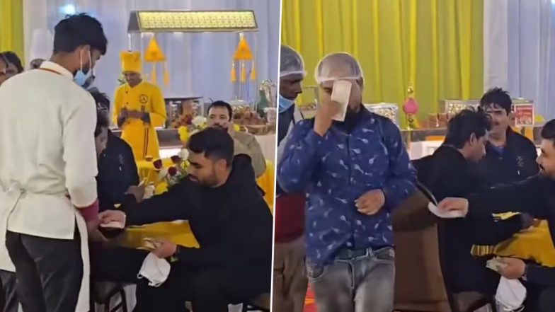 Rinku Singh Spotted Distributing Money: रिंकू सिंह का इमोशनल वीडियो वायरल, वेटर्स को पैसे बांटते नजर आए भारतीय क्रिकेट टीम और KKR के स्टार बल्लेबाज