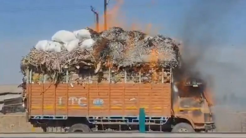 VIDEO: चलते कैंटर में बीच सड़क पर लगी आग, ड्राइवर और कंडक्टर ने कूदकर बचाई खुद की जान, पेपर से भरी हुई थी गाड़ी, मुजफ्फरनगर का वीडियो आया सामने