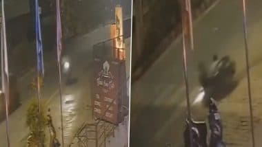 Agra Road Accident: सड़क पर गड्डा होने से गिरा एक्टिवा सवार, कई दूर तक घसीटता हुआ गया, बुरी तरह हुआ घायल, आगरा का वीडियो हुआ वायरल (Watch Video)