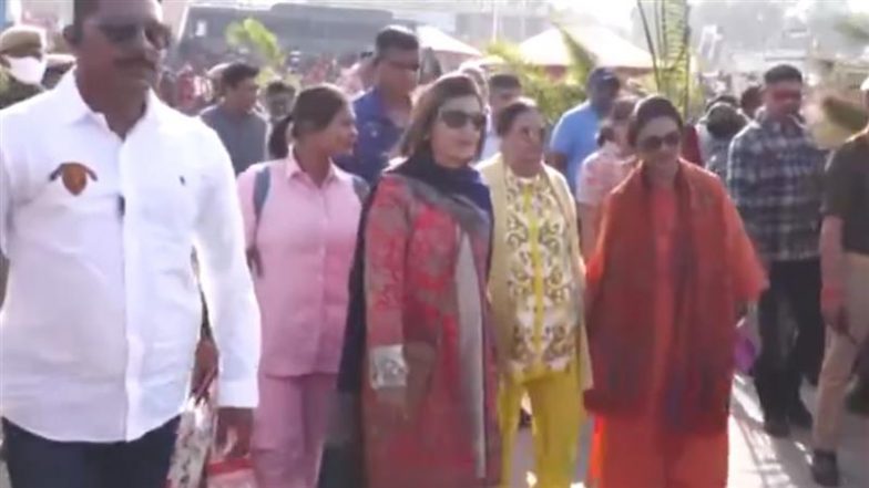 Maha Kumbh 2025: प्रयागराज महाकुंभ में पहुंचीं कोकिलाबेन अंबानी, त्रिवेणी संगम में किया पावन स्नान; VIDEO