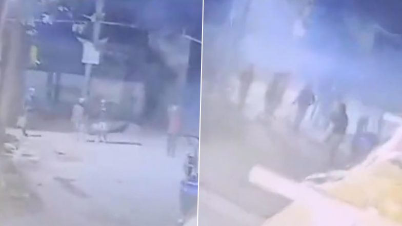 VIDEO: बिहार में अपराधियों के हौसले बुलंद! 6 घरों पर दुश्मनी के चलते फेंके बम, दरवाजा खोलने पर की फायरिंग, बिहार के मुजफ्फरपुर जिले की घटना से लोगों में डर का माहौल