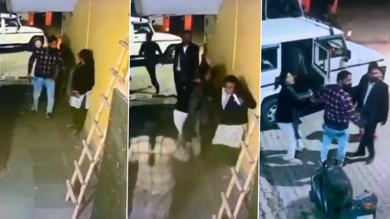 VIDEO: मुरादाबाद में मेनका गांधी की PFA की महिला अध्यक्ष पर हमला, शख्स ने घर में घुसकर डंडे से की मारपीट, सोशल मीडिया पर वीडियो हुआ वायरल