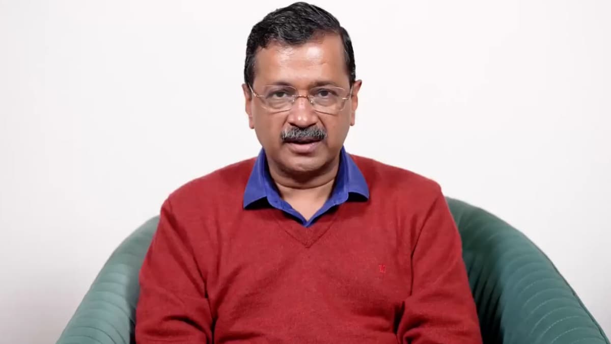 Delhi: अरविंद केजरीवाल के खिलाफ एफआईआर, अवैध होर्डिंग लगाने का आरोप