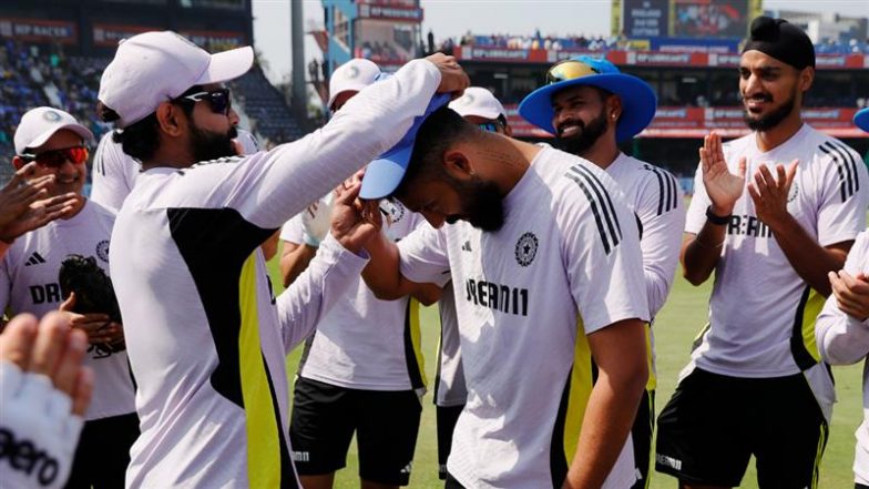 Varun Chakaravarthy ODI Debut: दूसरा वनडे में इंग्लैंड के खिलाफ वरुण चक्रवर्ती ने किया अपने डेब्यू, रविंद्र जडेजा से मिली कैप