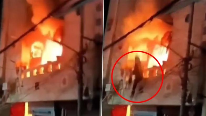 VIDEO: दिल्ली के नांगलोई स्थित बिल्डिंग में लगी भीषण आग, जान बचाने के लिए दूसरी मंजिल से कूदा शख्स; कैमरे में कैद हुआ 'डेयरडेविल' स्टंट