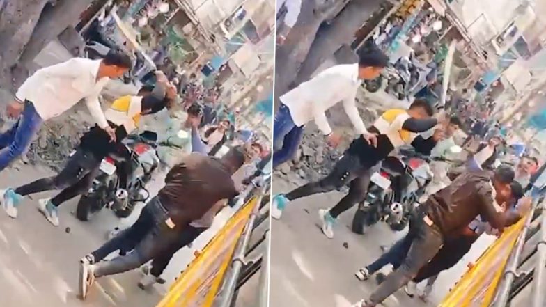 VIDEO: बस और बाइक की मामूली टक्कर में ड्राइवर और कंडक्टर की जमकर पिटाई, लोगों ने बल्ले से की मारपीट, मध्य प्रदेश के इंदौर का वीडियो आया सामने
