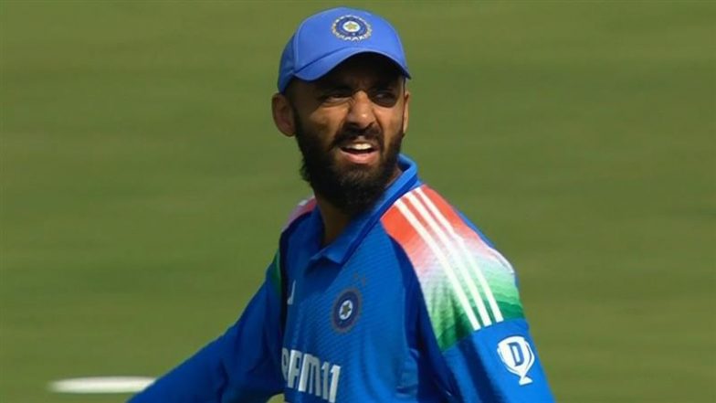 Varun Chakaravarthy Maiden ODI Wicket Video: वरुण चक्रवर्ती ने वनडे डेब्यू मैच में फिल साल्ट को बनाया अपना पहला शिकार, टीम इंडिया को दिलाई बड़ी सफलता