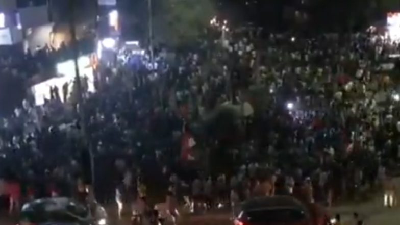 VIDEO: नागपुर में भारत की जीत के बाद बीच सड़क पर जल्लोष मना रहे क्रिकेट प्रेमियों को पुलिस ने मारी लाठियां, ट्रैफिक जाम करके मना रहे थे जश्न