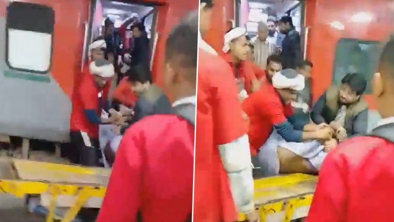 VIDEO: महाकुंभ में जाने के लिए नई दिल्ली रेलवे स्टेशन पर उमड़ी भारी भीड़, दम घुटने से दर्जनों यात्री बेहोश; राहत बचाव कार्य जारी
