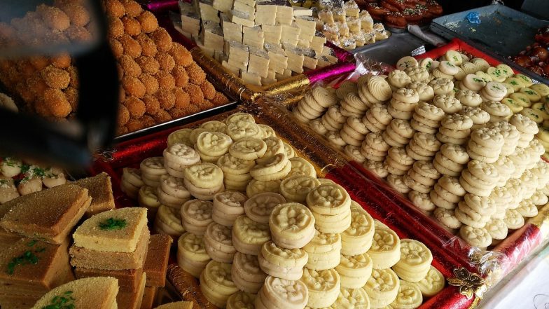 Insects in Sweets: खाने के लिए दुकान से ली मिठाई, खोलकर देखने पर दिखाई दिए कीड़े, ठाणे के कल्याण का मामला (Watch Video )