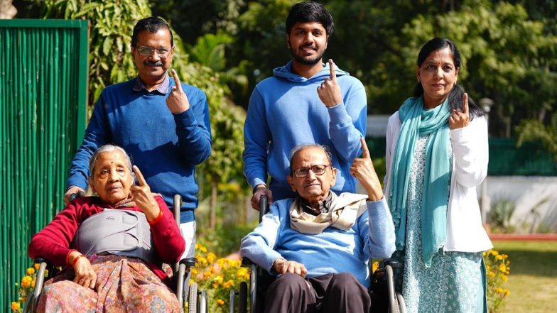 अरविंद केजरीवाल ने माता-पिता, पत्नी और बेटे के साथ डाला वोट, जनता से की वोट डालने की अपील