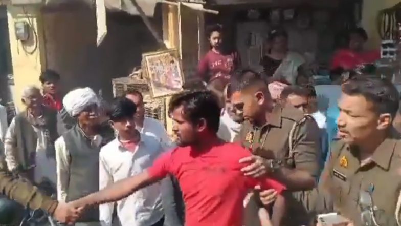 VIDEO: दिनदहाड़े महिला का छीना पर्स, शोर मचाने पर भागे बदमाश, लोगों ने एक को पकड़कर जमकर कर दी पिटाई, आगरा का वीडियो आया सामने