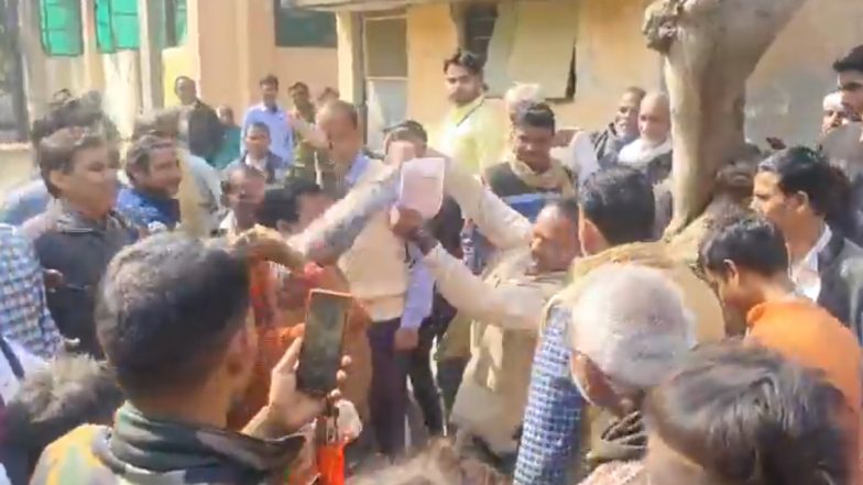 VIDEO: फर्जी वकील बनकर लोगों को कर रहा था गुमराह, पेंशन के नाम पर कर रहा था ठगी, लोगों ने कर दी जमकर पिटाई, हरदोई का वीडियो आया सामने