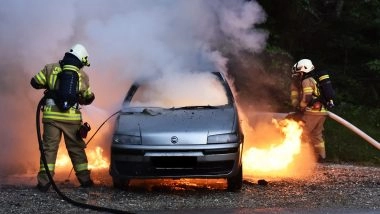 Bengaluru Shocker: प्यार ठुकराने से गुस्साएं युवक ने एक्स गर्लफ्रेंड के अपार्टमेंट की पार्किंग में रखी 2 कारें और 1 बाइक को आग के हवाले किया, साउथ बेंगलुरु की घटना से परिसर में खलबली