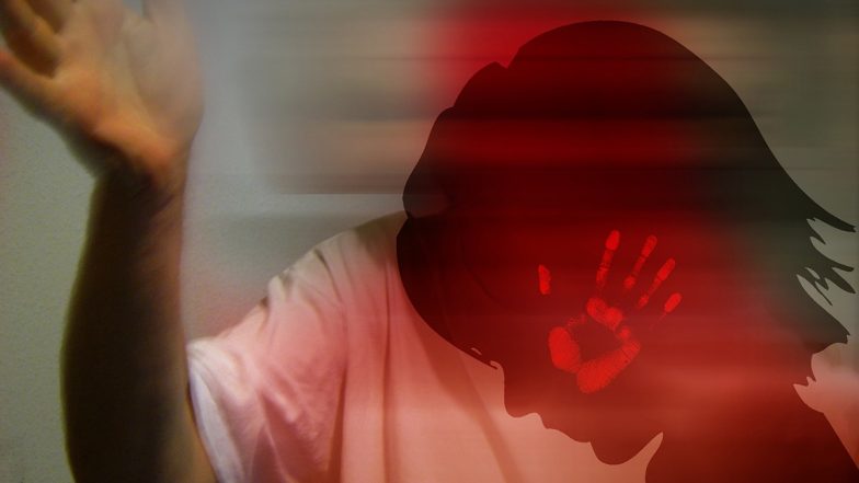 Bulandshahr Shocker: टीचर की शर्मनाक हरकत! बच्ची यूनिफॉर्म पहनकर नहीं आई तो शिक्षिका को आया गुस्सा, मासूम को पैंट उतरावाकर क्लास में बिठाया, परिजनों ने स्कूल पहुंचकर जमकर किया हंगामा