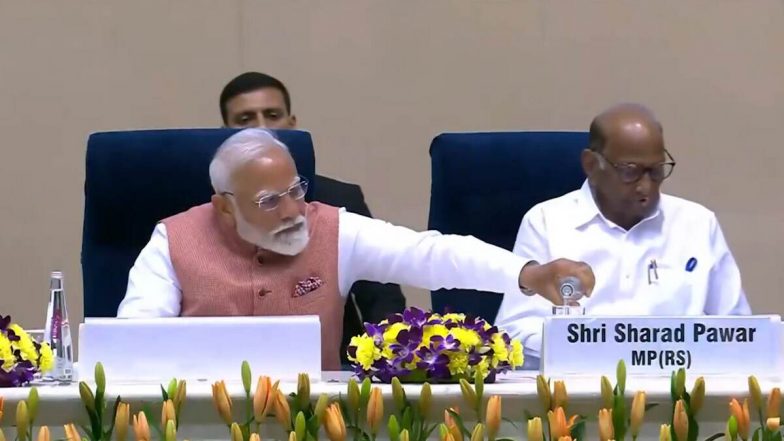 VIDEO: 'कुर्सी ठीक की और पानी परोसा': पीएम मोदी ने शरद पवार के प्रति दिखाया सम्मान, मराठी साहित्य सम्मेलन में उनकी सुविधा का रखा ख्याल