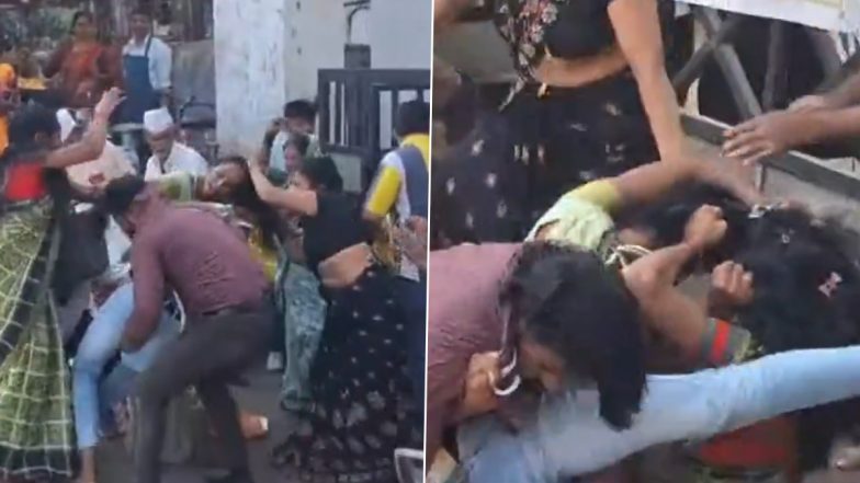 VIDEO: कोर्ट के गेट के बाहर ही सास बहु और परिजन आपस में भिड़े, जमकर हुई मारपीट, तारीख पर पहुंचे थे परिवार के लोग, नाशिक की घटना का वीडियो आया सामने