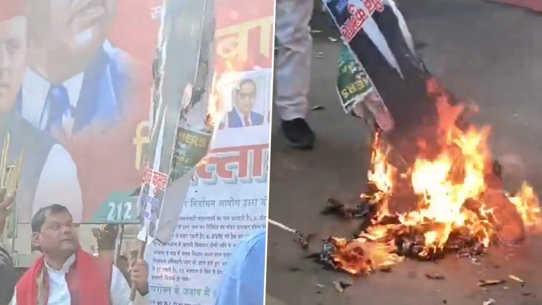 Samajwadi Party&rsquo;s Protest: चुनाव आयोग को लेकर समाजवादी पार्टी के कार्यकर्ताओं में आक्रोश, लखनऊ ऑफिस के बाहर पुतला फूंका (Watch Video)