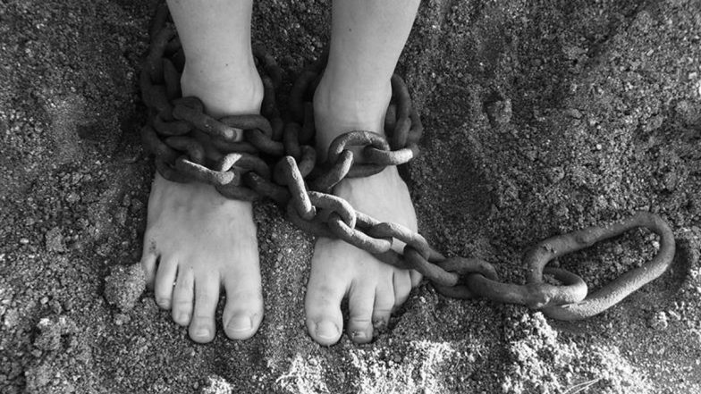 Deported Indians from USA: निर्वासित लोगों को अमेरिका से विमान में बेड़ियां पहनाकर लाया गया
