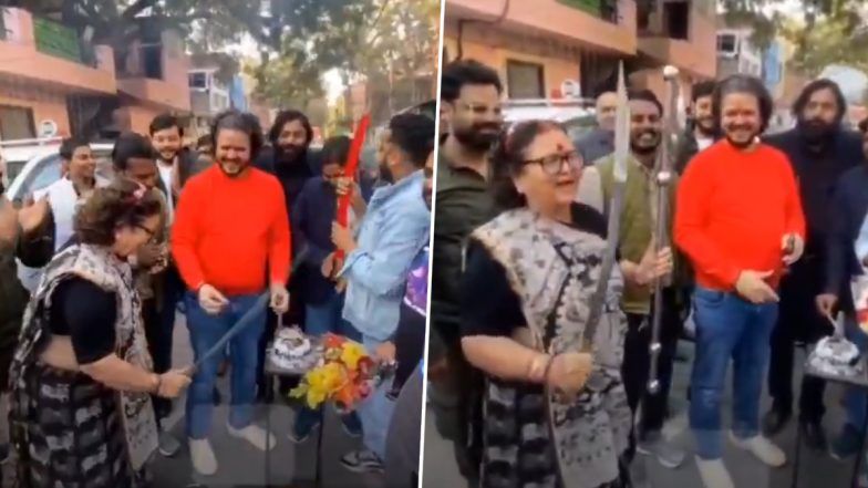 VIDEO: कानपुर की Mayor प्रमिला पांडे ने बेटे के जन्मदिन पर तलवार से काटा केक, सड़क पर मनाया बर्थडे, सोशल मीडिया पर वीडियो हुआ वायरल