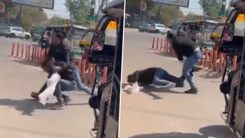Fight in Gwalior: किराए को लेकर हुआ यात्री और चालक में विवाद, 5 रुपए के लिए यात्री ने ई रिक्शा चालक को दौड़ा दौड़ाकर पीटा, ग्वालियर की घटना (Watch Video)
