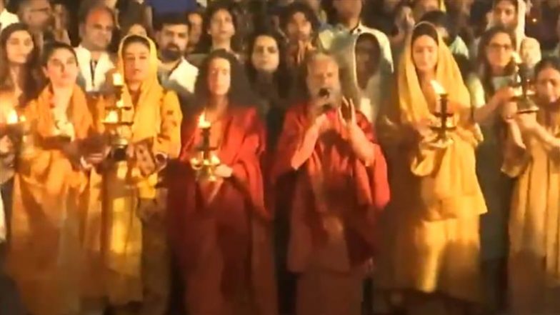 Maha Kumbh 2025: महाकुंभ में आस्था और भक्ति का अनोखा संगम! गंगा आरती में शामिल हुईं कैटरिना कैफ और रवीना टंडन, श्रद्धालुओं संग लगाए जयकारे (Watch Video)
