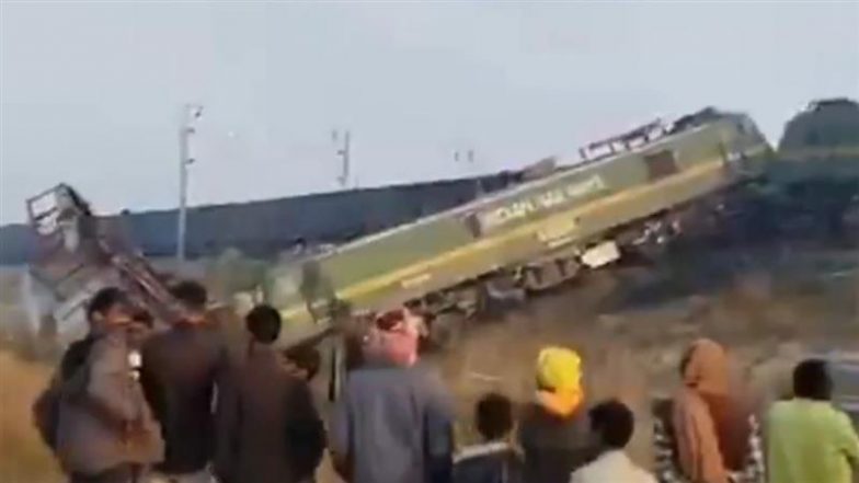 VIDEO: यूपी के फतेहपुर में 2 मालगाड़ियों की टक्कर, इंजन और गार्ड का डिब्बा पटरी से उतरा; बड़ा हादसा टला