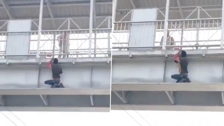 Jhansi Railway Station: चलती ट्रेन से कूदा शख्स, फिर रेलवे ओवरब्रिज पर बैठकर किया घंटों तक हंगामा, कड़ी मशक्कत के बाद आरपीएफ ने उतारा नीचे, झांसी रेलवे स्टेशन की घटना (Watch Video)