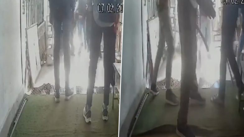 VIDEO: मध्य प्रदेश में दबंगों के हौसले बुलंद! ग्वालियर में कोचिंग सेंटर में घुसकर मचाया उत्पात, जमकर स्टूडेंट्स को पीटा, सोशल मीडिया पर वायरल हुआ वीडियो