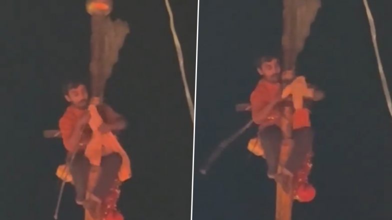 VIDEO: मिर्जापुर में एक मंद बुद्धि युवक मां विंध्यवासिनी मंदिर के 60 फीट ऊपर पताका पर चढ़ा, ऊपर पहुंचकर करने लगा सफाई, सोशल मीडिया पर वायरल हुआ वीडियो