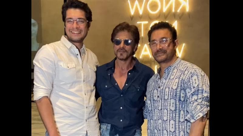 Shah Rukh Khan Attends ‘Loveyapa’ Screening: शाहरुख खान ने ‘लवयापा’ स्क्रीनिंग में की शिरकत, आमिर खान और जुनैद खान से गले मिलकर दिया खास पल (Watch Video)