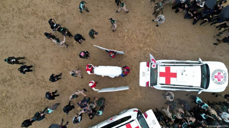 हमास ने चार बंधकों के शव ताबूतों में इस्राएल को सौंपे