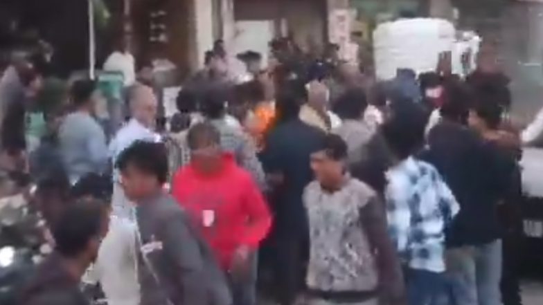 VIDEO: रॉन्ग साइड से गाड़ी चलाने को लेकर हुआ विवाद, दबंगों ने की कोचिंग संचालक के साथ जमकर मारपीट, आधा दर्जन बदमाशों ने लाठी डंडो से पीटा, आगरा का वीडियो आया सामने